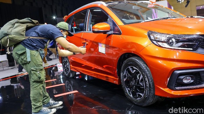 Akali Pandemi Masuk Pameran Mobil Kini Pakai Barcode Kini pengunjung IIMS Hybrid 2021 bisa mendapatkan informasi mengenai kendaraan yang diinginkan melalui scan qr code.