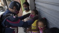 Masker yang diberikan juga bertema The Avengers, sesuai karakter yang ia pakai.  