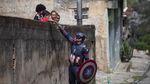 Aksi Captain America Lindungi Anak-anak dari Corona