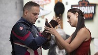 Kostum Captain America berhasil ia dapatkan dari membeli di toko online.  