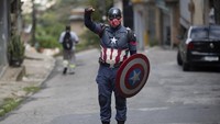 Petugas polisi militer Everaldo Pinto, berpakaian superhero Captain America berpose untuk berfoto di Petropolis, negara bagian Rio de Janeiro, Brasil, Kamis (15/4/2021) waktu setempat.  