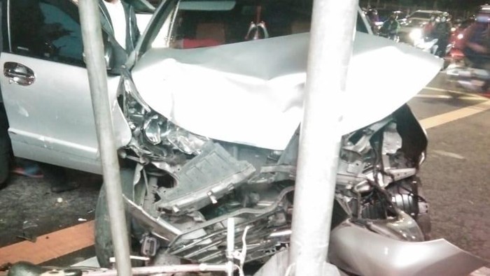 Ambulans tabrak mobil di Jakpus