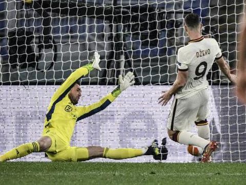 Roma's Bosnian forward Edin Dzeko (R) scores an equalizer past Ajax Dutch goalkeeper Maarten Stekelenburg during the UEFA Europa League quarter final second leg football match AS Rome vs Ajax Amsterdam on April 15, 2021 at the Olympic stadium in Rome. (Photo by Filippo MONTEFORTE / AFP)