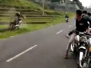 Pembalap Liar yang Viral Salto ke Sawah Selamat Namun Retak Tulang Tangan
