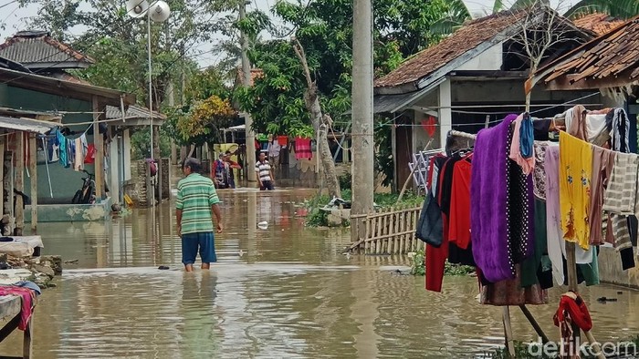 Puluhan rumah di Kampung Pangasinan, Desa Karangligar, Kecamatan Telukjambe Barat, Karawang, alami banjir.