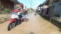 Banjir ini disebabkan hujan dan meluapnya Kali Cidawalong.