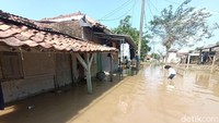 Menjelang sore ini, banjir masih merendam rumah warga dengan ketinggian sekitar 30 sentimeter hingga 50 sentimeter. 