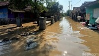 Begini potret banjir yang menerjang kawasan Kampung Pangasinan, Kabupaten Karawang, Jawa Barat.