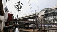 Harga yang ditawarkan untuk kubah masjid ini adalah berkisar Rp 1,2 juta per meter.