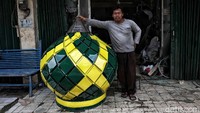 Saat memasuki bulan suci Ramadhan, banyak umat muslim mulai bersolek dan melakukan renovasi masjid.