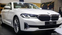 BMW 520i M Sport hadir dengan velg aloi 19 inci M Y-spoke style 845 M Bicolour Jet Black, dengan ban lebih lebar dibagian belakang. BMW 530i Opulence juga hadir dengan velg aloi 19 inci W-spoke style 663 Bicolour.