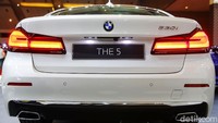 Desain eksterior BMW Seri 5 menonjolkan sisi elegan, sports dan garis tegas. Fitur-fitur canggih pun turut disematkan, seperti lampu depan Adaptive LED dengan BMW Laserlight dengan jangkauan hingga 530 meter dan desain kidney grille baru berbentuk segi delapan.