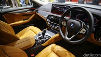Sedikit menyinggung interior, kedua mobil ini disematkan control display 12,3 inci sebagai standar. Fitur lainnya ada iDrive Touch Controller, tombol kontrol di kemudi, kontrol suara menggunakan BMW Intelligent Personal Assistant Hey BMW! atau BMW gesture control.