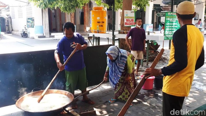 Kuliner khas saat Ramadhan yang tak pernah lekang oleh waktu di bumi wali Tuban yakni Bubur Suro yang selalu disajikan oleh warga sekitar Makam Sunan Bonang.