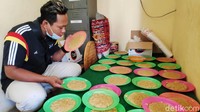 Setelah dirasa matang, bubur bisa dibagikan kepada sekitar 100 lebih warga sekitar.
