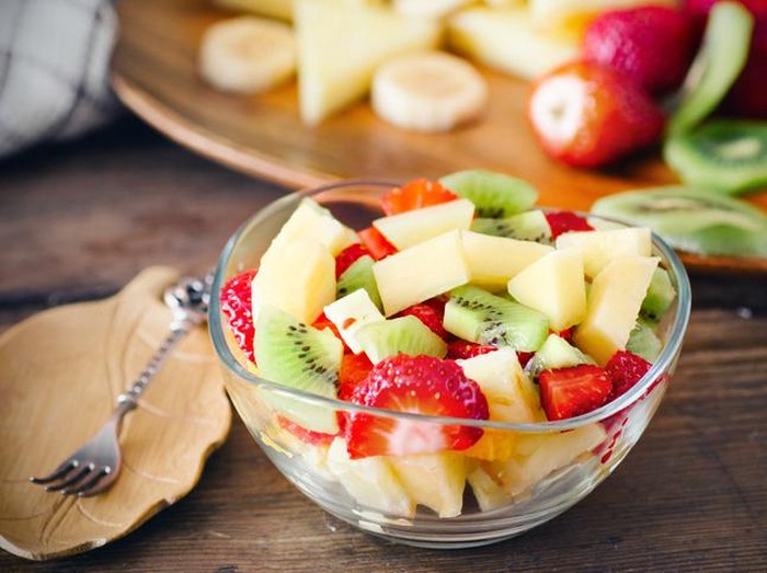 cara membuat salad buah sederhana yang segar untuk buka puasa.
