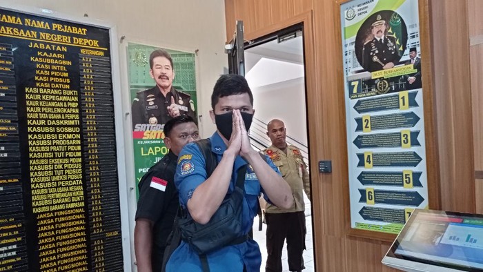 Personel Damkar Depok, Sandi memenuhi panggilan pemeriksaan Kejari Depok, Jumat (16/4/2021).