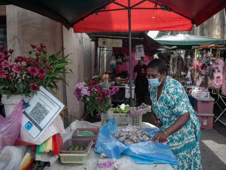 Demi Biayai Kuliah Cucu, Nenek Ini Tempuh 6 Jam Perjalanan Untuk Jualan Ikan Asin