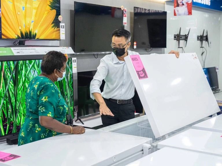 Demi Biayai Kuliah Cucu, Nenek Ini Tempuh 6 Jam Perjalanan Untuk Jualan Ikan Asin