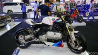 Berbagai jenis motor custom mulai dari motor jepang hingga motor BMW ditampilkan di booth ini.