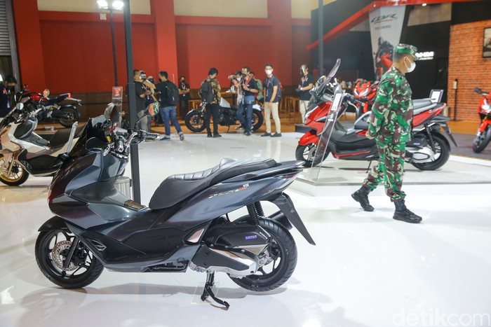PT Astra Honda Motor (AHM) juga tidak mau kalah menampilkan deretan motor teranyar di IIMS Hybrid 2021. Penasaran?