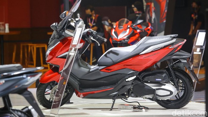 PT Astra Honda Motor (AHM) juga tidak mau kalah menampilkan deretan motor teranyar di IIMS Hybrid 2021. Penasaran?