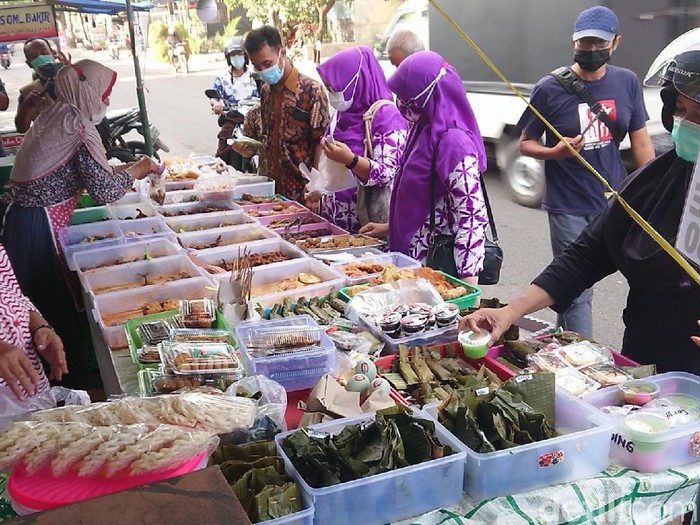 Dinkes Tulungagung melakukan uji sampel puluhan makanan yang dijual para pedagang kali lima. Hasilnya, ditemukan empat jenis makanan yang mengandung zat berbahaya.