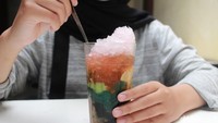 Untuk es campurnya ada isian cendol, cendol hitam, alpukat, tape, lalu diberikan es serut dan sirup merah. Foto: detikFood / Luthfi Baihaqy