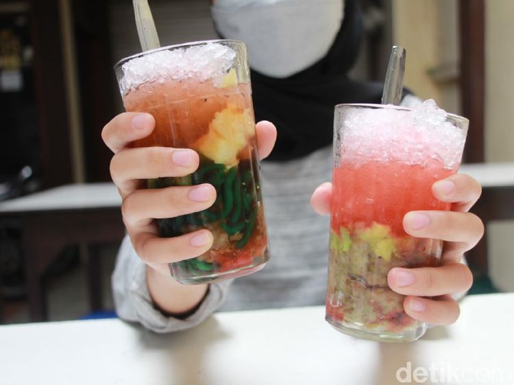 Beragam Es Campur Manis Segar Bisa Dibeli di Warung Legendaris Ini!