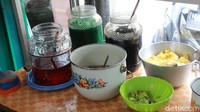 Semua bahan yang digunakan berkualitas baik dan segar. Ada cendol, cendol hitam, tape, alpukat, dan sirup. Foto: detikFood / Luthfi Baihaqy