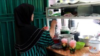Menurut pemilik warung, Es Tawon Kidul Dalem ini sudah bertahan selama 65 tahun dan tetap dengan ciri khasnya. Foto: detikFood / Luthfi Baihaqy
