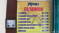 Ada sekitar 7 menu es campur yang bisa dinikmati. Harga per gelasnya juga terjangkau, hanya Rp 8 ribu. Foto: detikFood / Luthfi Baihaqy