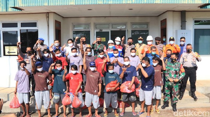 Sebuah kapal nelayan terbakar hingga karam di Laut Jawa, Bangka Belitung pada Kamis (15/4). Kini, 16 nelayan sudah dievakuasi dan dipulangkan dari Tuban.