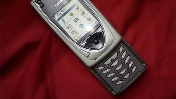 Nokia 7650 (2002). Ini adalah ponsel kamera pertama dari vendor asal Finlandia tersebut. Resolusinya tak terlalu besar, hanya sekelas VGA. Tapi setidaknya menjadi titik balik persaingan ponsel kamera. Foto: Nokia