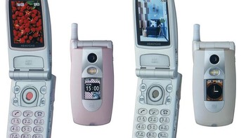 Casio CCD A5401CA (2003). Ponsel pertama dengan resolusi kamera mencapai 1 megapixel CCD diyakini adalah Casio A5401CA. Handset ini dirilis pada tahun 2003 di Jepang oleh operator KDDI. Foto: Casio