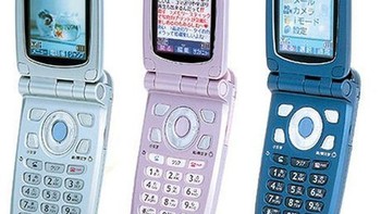 Panasonic P505iS (2003). Panasonic memperkenalkan P505iS sebagai ponsel kamera dengan resolusi 1.27 megapixel dan dengan teknologi autofokus pertama di dunia. Foto: Panasonic