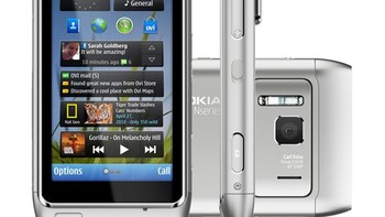 Nokia N8 (2010). Tahun 2010, Nokia menghadirkan flagship baru Symbian bernama Nokia N8. Dengan kamera 12 megapixel sensor Carl Zeiss, N8 disebut-sebut ponsel terbaik pada masanya. Foto: Nokia