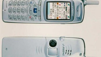 Sharp J-SH04 (2000). Handset ini diyakini sebagai ponsel pertama di dunia dengan fitur kamera terintegrasi. Kameranya masih beresolusi 0,1 megapixel, namun sudah dianggap sebagai terobosan. Layarnya sudah berwarna dengan panel TFT LCD. Foto: Sharp
