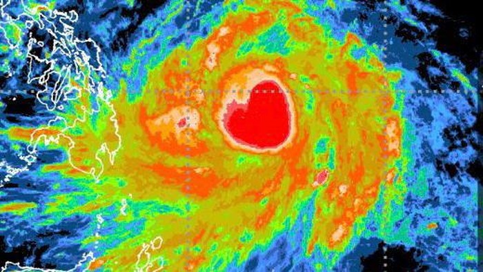 Gambar hati siklon tropis Surigae via citra satelit, Jumat (16/4/2021).