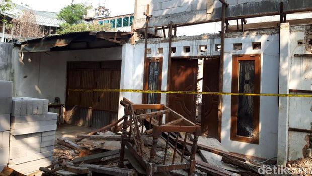 Garis polisi dipasang di lokasi 2 kuli bangunan tewas tertimpa tembok roboh di Bendungan Hilir, Jakpus (Rakha/detikcom)