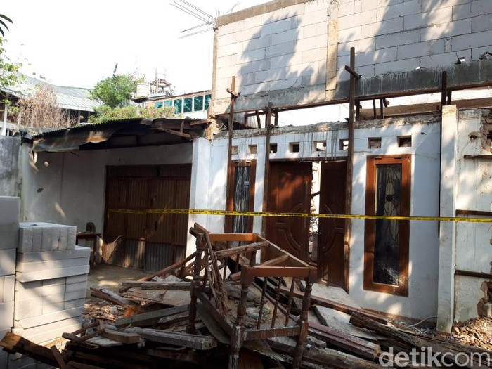 Garis polisi dipasang di lokasi 2 kuli bangunan tewas tertimpa tembok roboh di Bendungan Hilir, Jakpus (Rakha/detikcom)