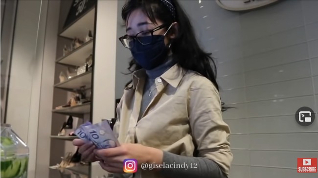 Ditanya mengenai niatnya untuk kembali ke Indonesia. Begini jawaban Cindy. Bagaimanapun indonesia itu rumahku jadi aku pasti punya pikiran untuk kembali. Tapi kembali ke dunia entertainment masih belum tahu mungkin tidak full time untuk sekarang, katanya. Foto: YouTube Gisela Cindy