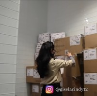 Sebelum ini Cindy pernah bekerja sebagai pelayan restoran, sales associate, dan asisten manajer di toko busana sebelum akhirnya menjadi store manager di toko sepatu. Foto: YouTube Gisela Cindy