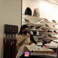 Meski selalu menunjukkan keceriaan di media sosial, wanita 24 tahun itu mengaku pengalaman kerjanya tak selalu menyenangkan. Pengalamannya up and down, banyak pengalaman yang jangan diambil hati yang penting dapat pengalaman untuk masa depan karena banyak orang nge-treat kita tidak sesuai harapan, kata Cindy dalam videonya. Foto: YouTube Gisela Cindy