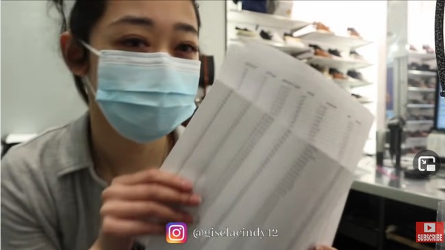 Cindy mengaku jika ia kerap kali mendapat perlakuan rasis. Ketika bekerja di toko sebelumnya, beberapa pelanggan pernah berkomentar mengenai aksennya dan minta bertemu dengan staf lain. Cindy juga sempat bertemu dengan orang-orang yang ingin menjatuhkannya karena berasal dari Asia. But they picked the wrong person because i survived. Jadi be kind to other people, guys, ungkapnya. Foto: YouTube Gisela Cindy