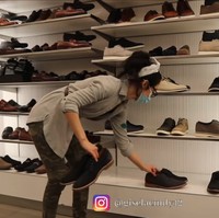 Meski ia adalah manajer, Gisela Cindy mengaku selalu memastikan jika semua staf mendapatkan tugas yang merata termasuk dirinya sendiri. Dengan begitu, diharapkan jika tim juga akan menghargainya. Foto: YouTube Gisela Cindy