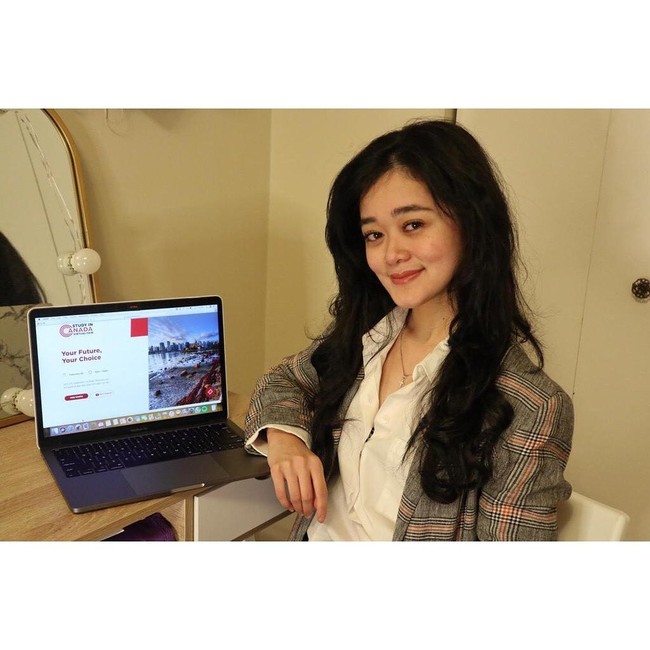 Gisela Cindy yang dikenal sebagai aktris cilik sudah delapan tahun tinggal di Kanada. Diakui adik dari artis Gracia Indri tersebut jika awalnya ia ingin mencari pengalaman baru lalu memilih kuliah di sana. Cindy tampaknya betah tinggal di Kanada selagi ia bekerja di bidang retail.Foto: Instagram Gisela Cindy