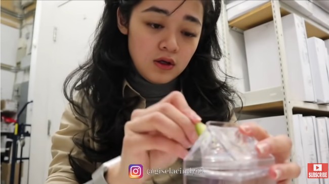 Belakangan Cindy sering membagikan kehidupannya di Kanada melalui akun YouTube. Hal tersebut diakuinya merupakan salah satu cara untuk melepaskan kerinduan akan dunia hiburan. Dalam beberapa video, ia pun memperlihatkan pekerjaannya sebagai manajer di toko sepatu di Vancouver. Ini potretnya saat menyiapkan air dengan irisan mentimun sebelum bekerja. Foto: YouTube Gisela Cindy