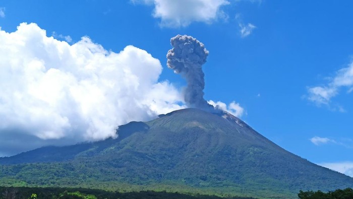 Gunug Ili Lewotolok NTT Erupsi, Jumat (16/4) pukul 12.16 WITA