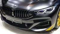 Tampilan gelap diperkuat oleh BMW Individual High Gloss Shadow Line dengan fitur tambahan dan kaliper rem berwarna hitam untuk sistem BMW M Sport Brake.